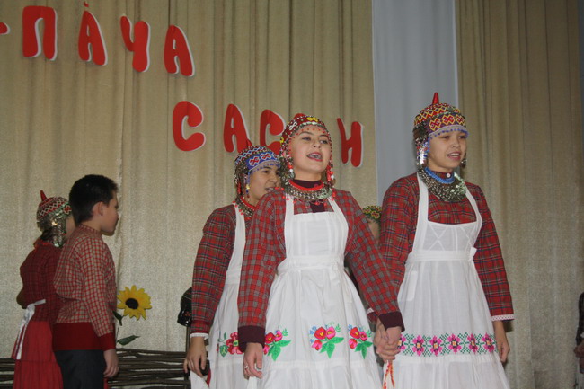 15:51 В Комсомольском районе прошел фольклорный фестиваль «Ача-пăча сасси»
